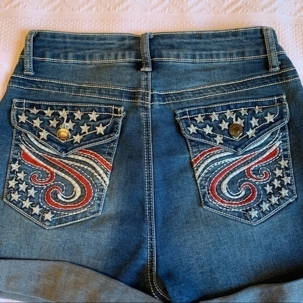 NWOT Blue Savvy Denim with Stars and Striped Pockets‎ Short Shorts Size 7/28